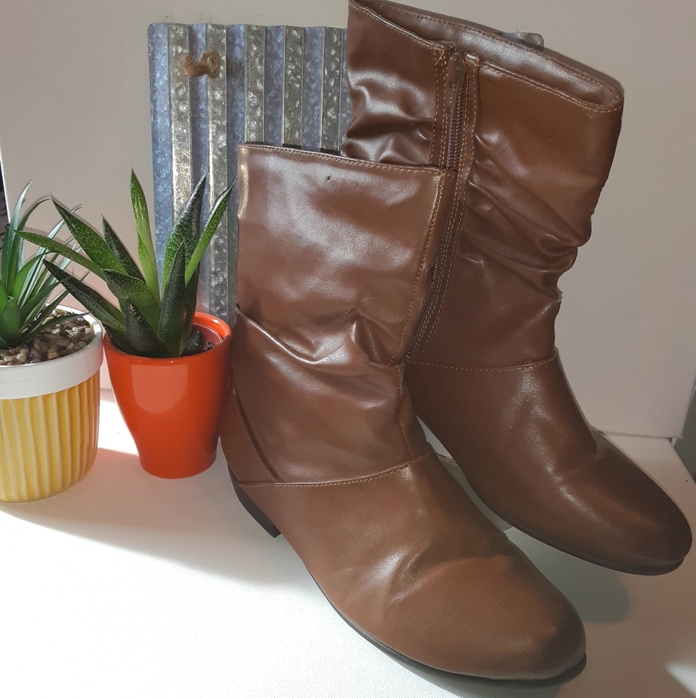 Comfortfiew size 8.5 Womans fashion boots